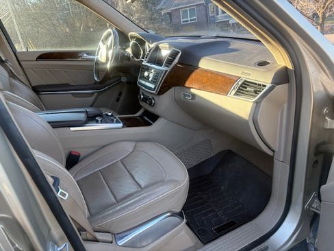 Used 2013 Mercedes-Benz GL 550 GL 550 4MATIC Sport Utility 4D image 9