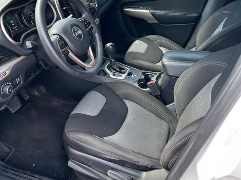 Used 2018 Jeep Cherokee Latitude FWD image 4