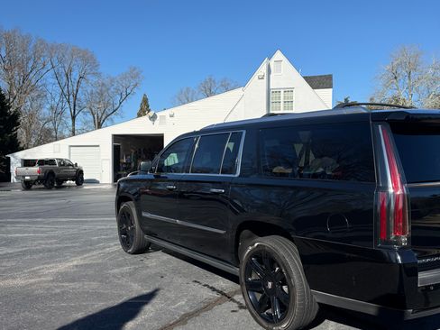 Used 2015 Cadillac Escalade ESV Premium image 11