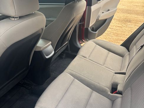 Used 2019 Hyundai Elantra SE image 9