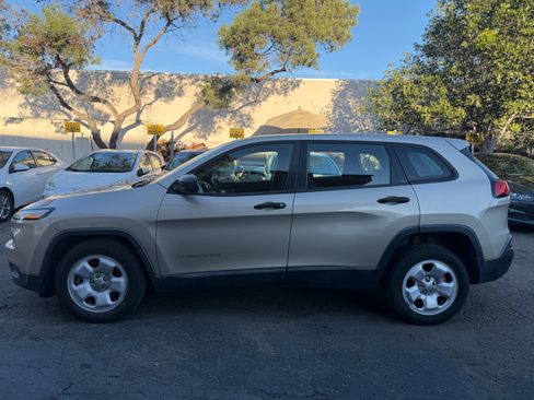 Used 2015 Jeep Cherokee Sport image 4