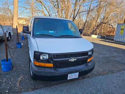 Used 2015 Chevrolet Express 3500 Extended image 2