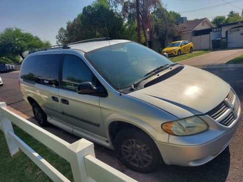 Used 2005 Dodge Grand Caravan SE w/ Popular Equipment Group I image 2