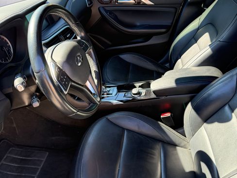 Used 2018 INFINITI QX30 w/ Navigation Package image 13