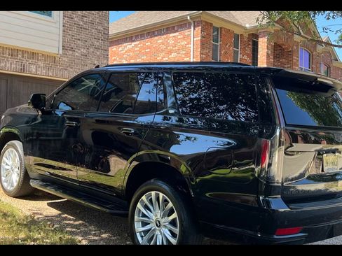 Used 2023 Cadillac Escalade Luxury image 2