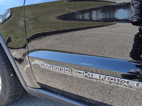 Used 2017 Jeep Grand Cherokee Laredo w/ Quick Order Package 23E image 26