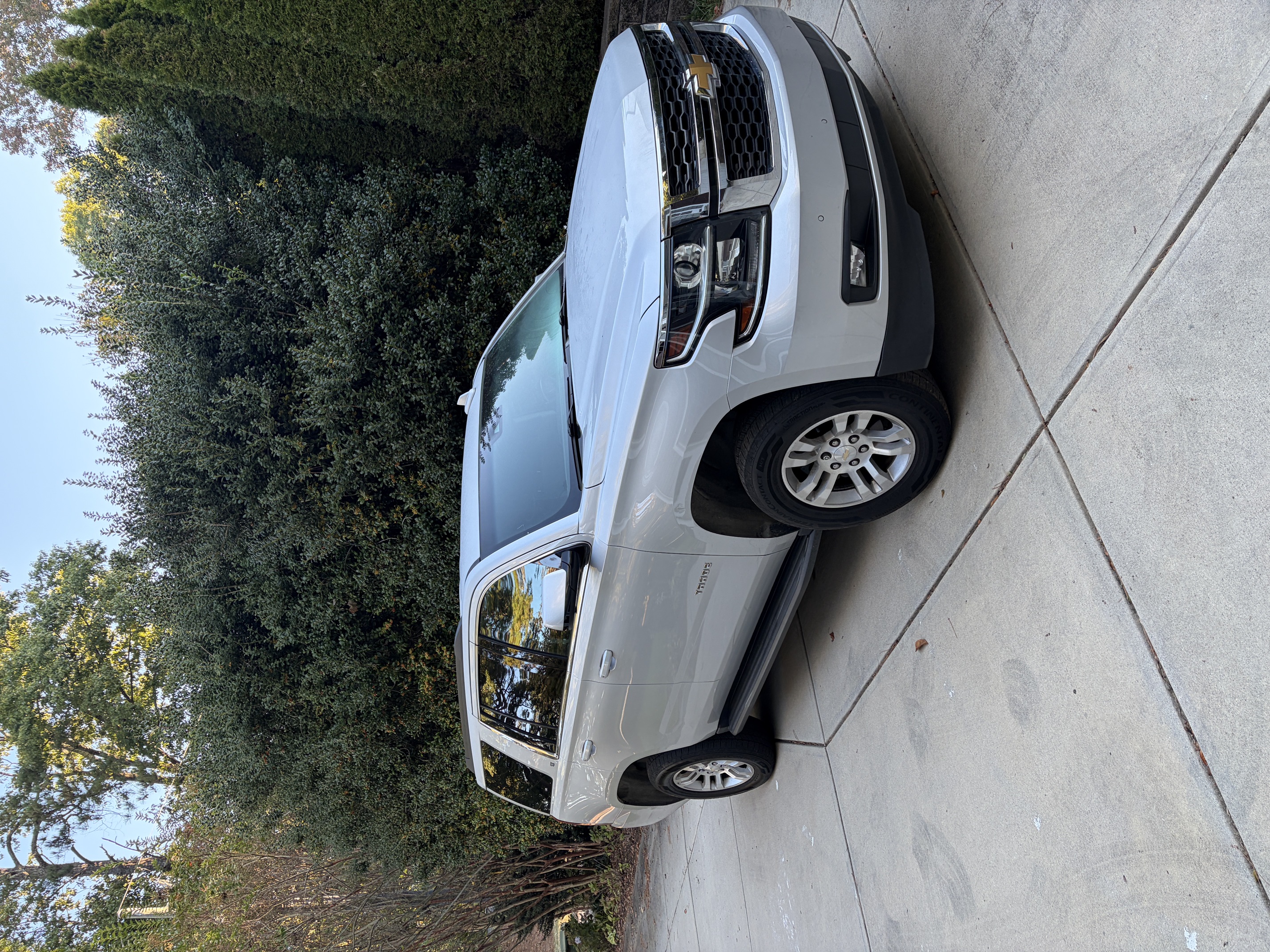 Used 2019 Chevrolet Tahoe LT w/ Luxury Package RWD image 1