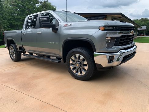 Used 2024 Chevrolet Silverado 2500 LT image 4