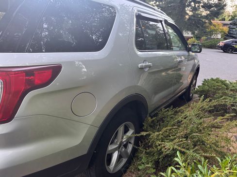 Used 2018 Ford Explorer XLT FWD image 16