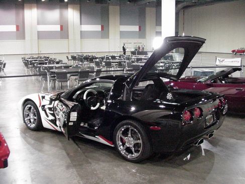 Used 1998 Chevrolet Corvette Coupe w/ Roof Pkg image 31