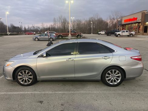 Used 2017 Toyota Camry XLE w/ Moonroof Package FWD image 1
