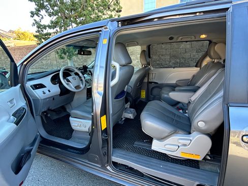 Used 2011 Toyota Sienna LE w/ Towing Pkg FWD image 6