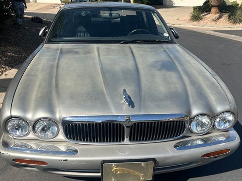 Used 1998 Jaguar XJ8 image 4