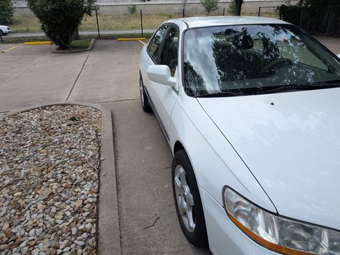 Used 2000 Honda Accord LX image 2