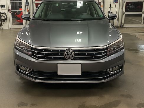 Used 2017 Volkswagen Passat 1.8T SE image 1