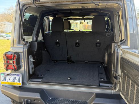 Used 2019 Jeep Wrangler Unlimited Sahara image 12