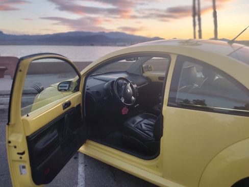 Used 2006 Volkswagen Beetle Coupe w/ Package 2 image 4