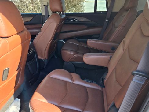 Used 2017 Cadillac Escalade Luxury image 6