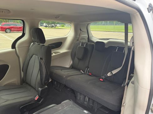Used 2022 Chrysler Voyager LX FWD image 8