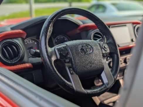 Used 2016 Toyota Tacoma TRD Sport w/ Towing Package AWD/4WD image 6