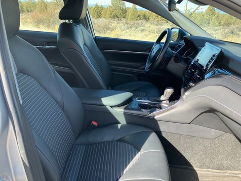 Used 2023 Toyota Camry SE w/ Cold Weather Package image 9