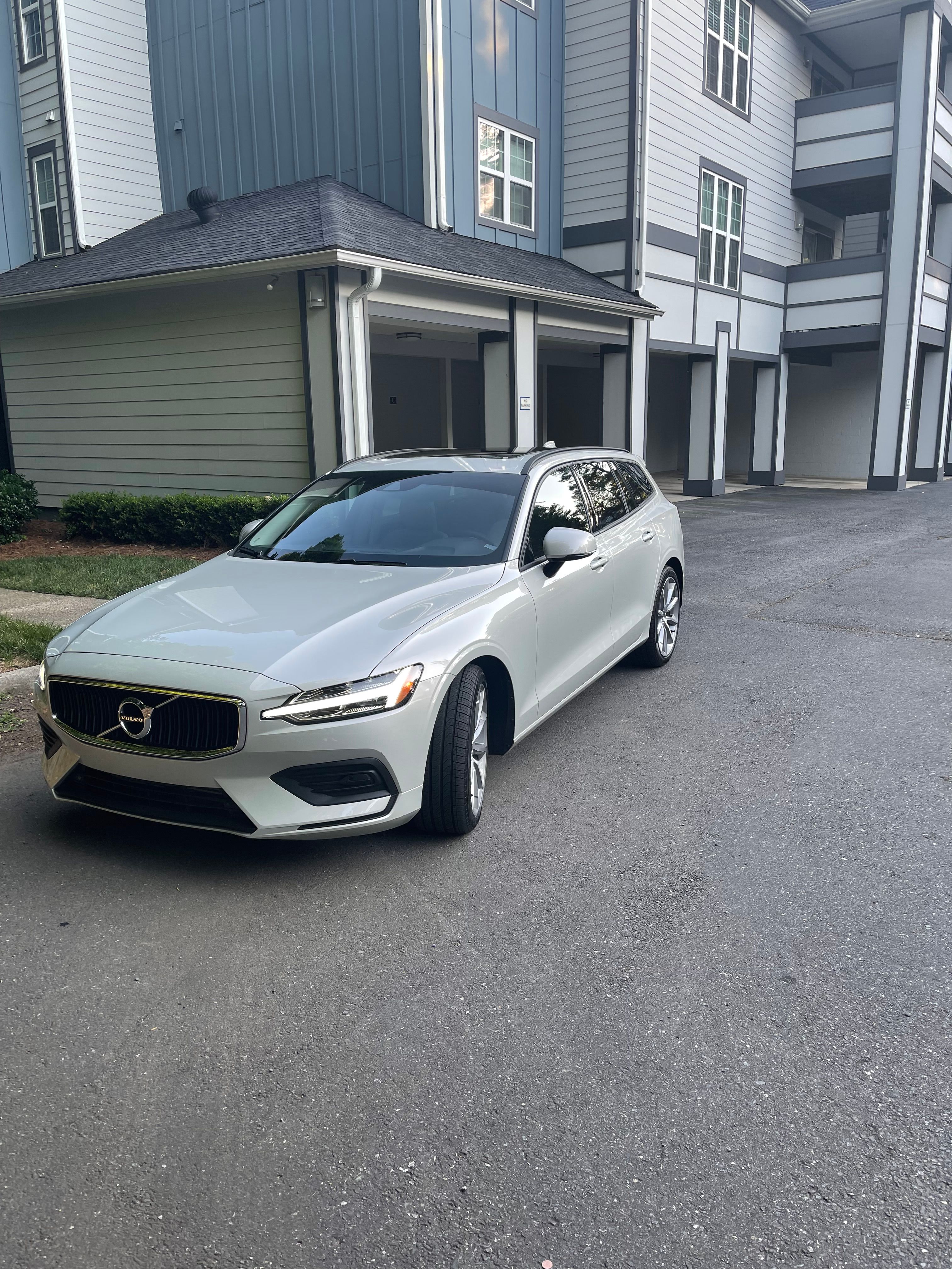 Used 2020 Volvo V60 T5 Momentum FWD image 3