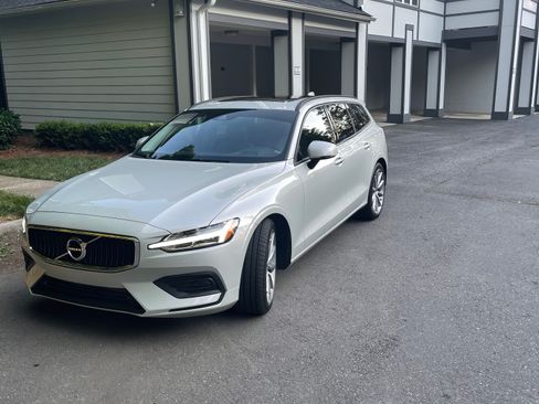 Used 2020 Volvo V60 T5 Momentum FWD image 3
