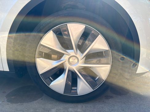 Used 2022 Tesla Model Y Long Range image 13