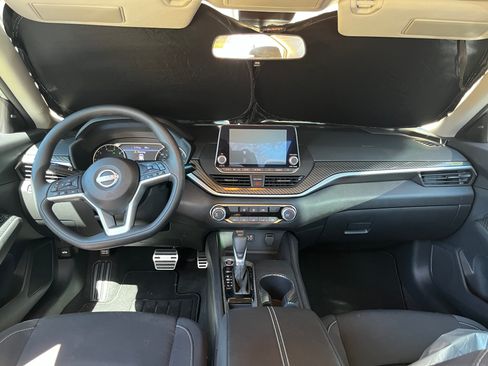 Used 2025 Nissan Altima 2.5 SV image 10