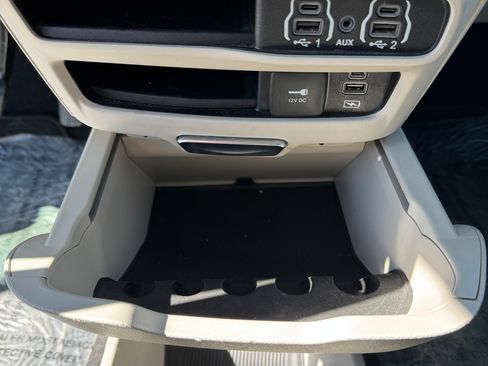 Used 2022 Chrysler Pacifica Touring-L image 11