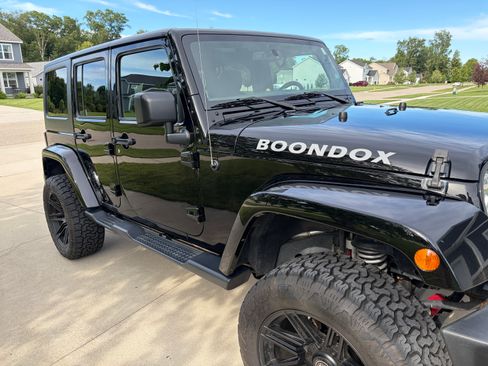 Used 2018 Jeep Wrangler Unlimited Sahara w/ Connectivity Group AWD/4WD image 4