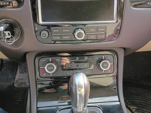 Used 2013 Volkswagen Touareg Sport image 14