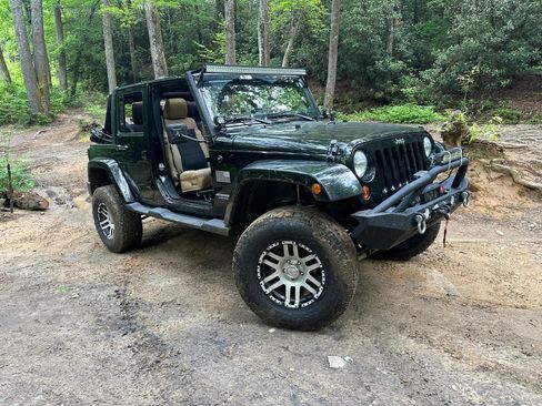Used 2011 Jeep Wrangler Unlimited Sahara w/ Dual Top Group AWD/4WD image 2