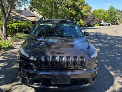 Used 2016 Jeep Cherokee Latitude FWD image 2