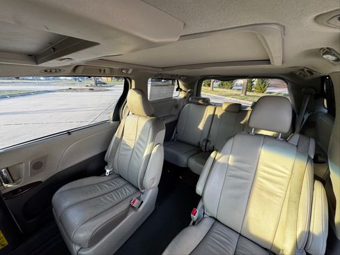 Used 2013 Toyota Sienna Limited w/ Premium Pkg image 17