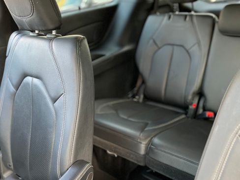 Used 2021 Chrysler Pacifica Touring-L w/ Uconnect Theater Family Group FWD image 15