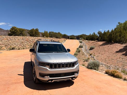 Used 2023 Jeep Wagoneer Series III w/ Premium Group I AWD/4WD image 2