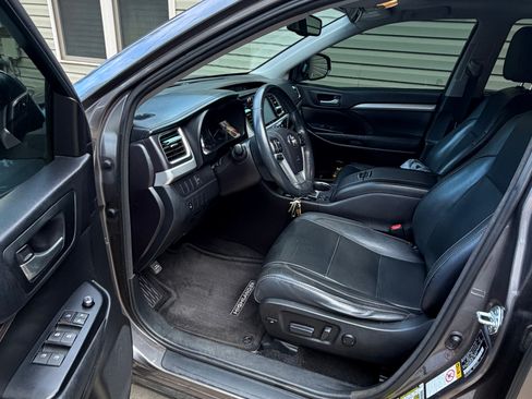 Used 2016 Toyota Highlander XLE FWD image 2