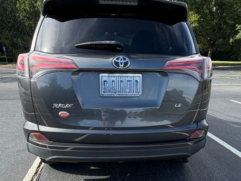 Used 2018 Toyota RAV4 LE FWD image 4
