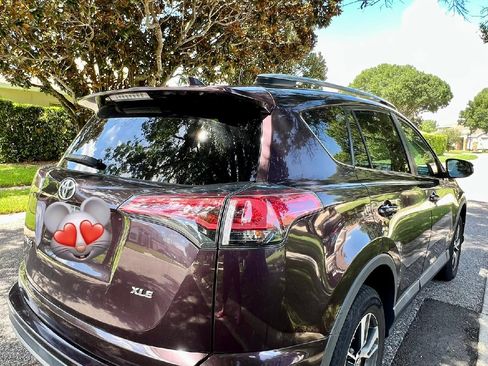 Used 2018 Toyota RAV4 XLE FWD image 2
