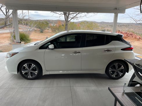 Used 2020 Nissan Leaf SV w/ SV Technology Package FWD image 1