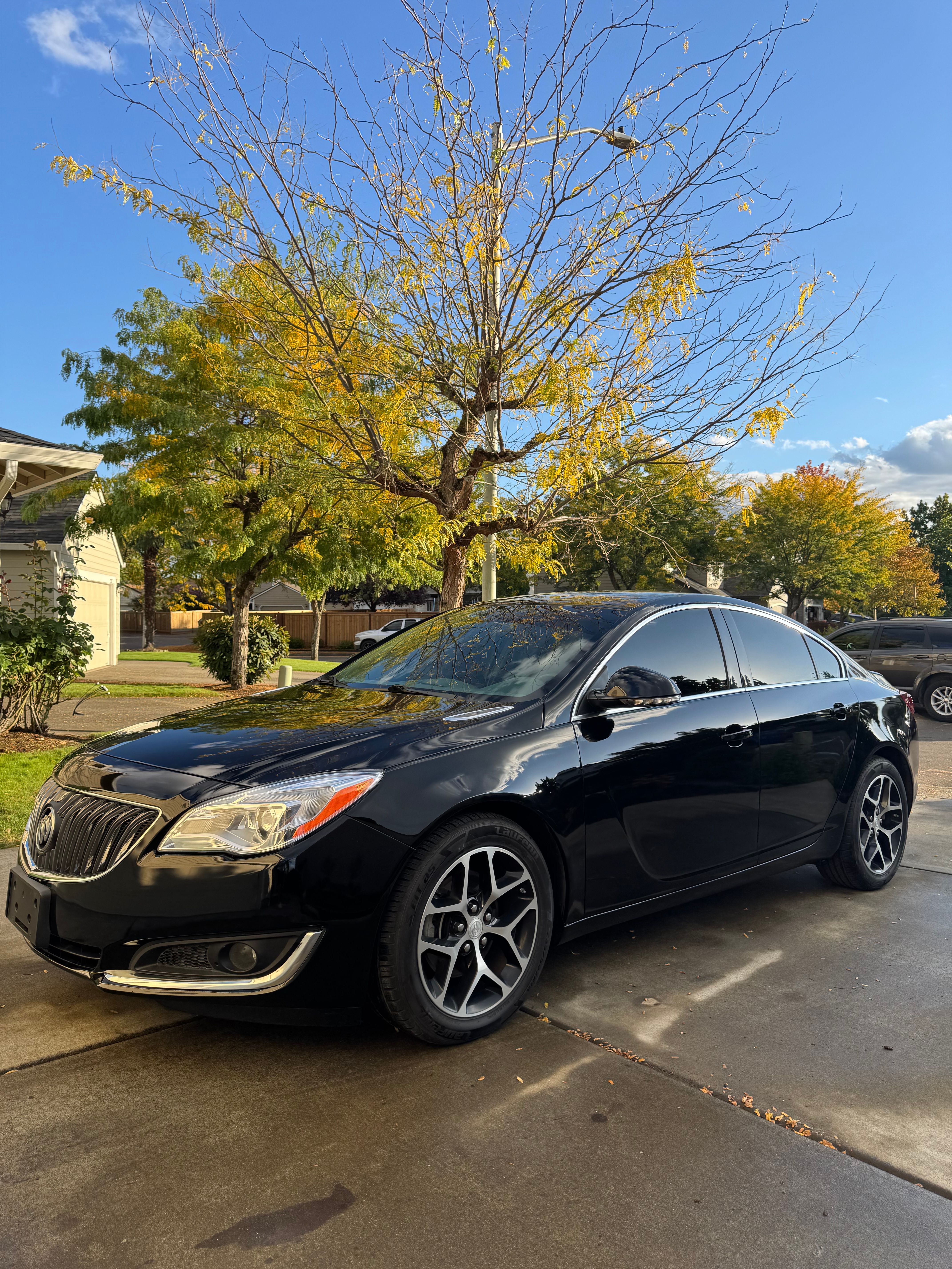 Used 2017 Buick Regal Sport Touring FWD image 1
