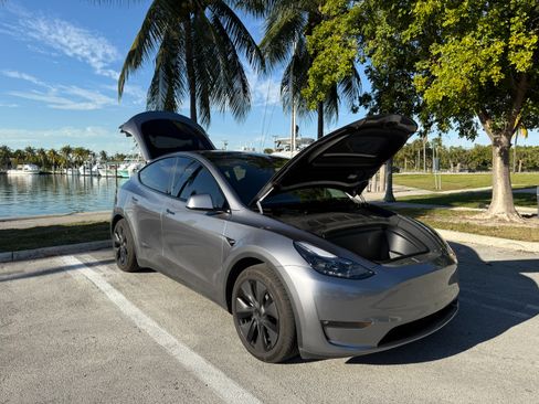 Used 2025 Tesla Model Y Long Range image 10