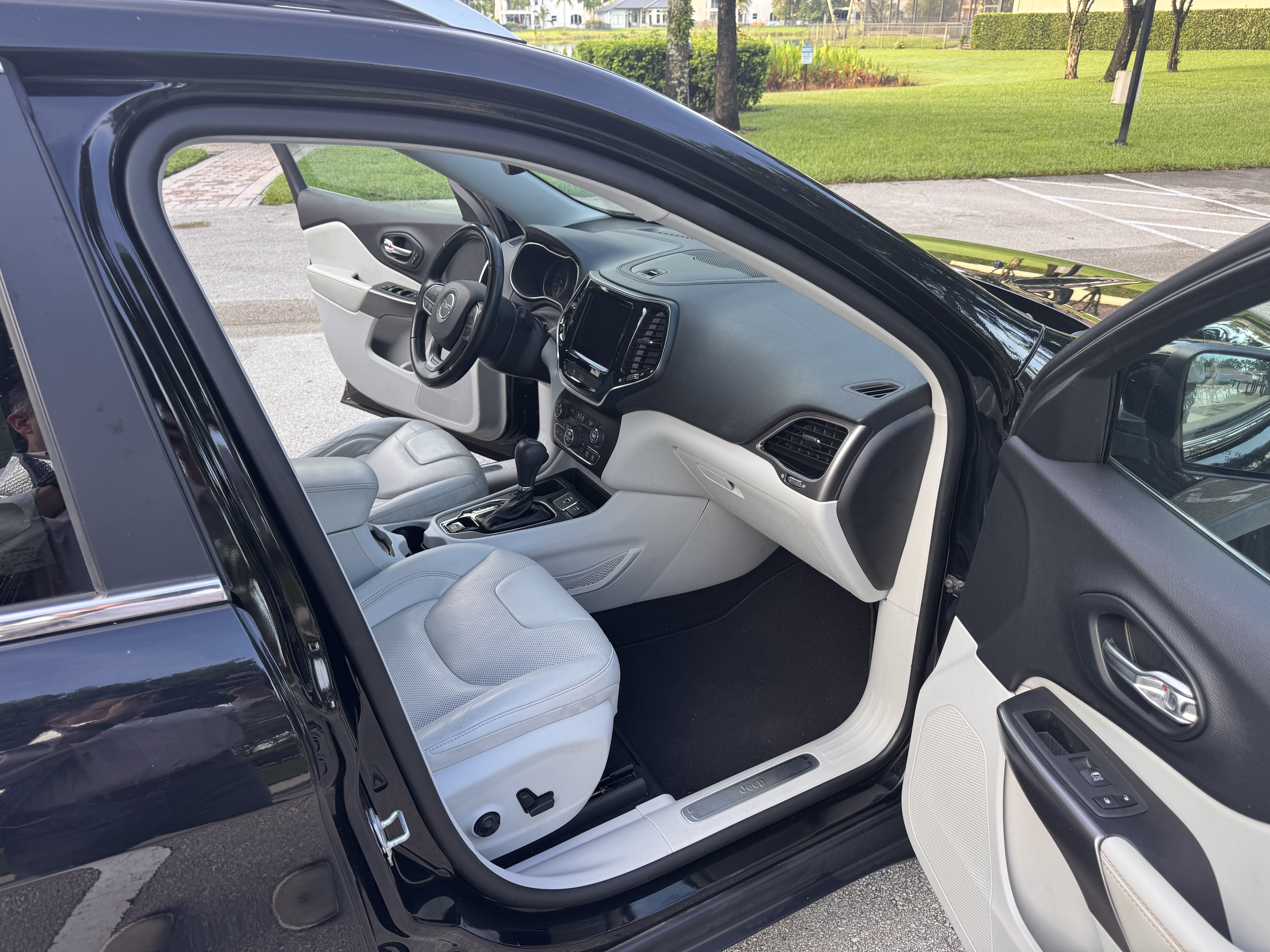 Used 2020 Jeep Cherokee Limited FWD image 10