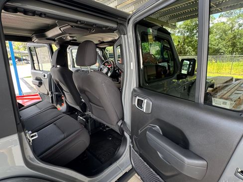 Used 2023 Jeep Wrangler Unlimited Rubicon AWD/4WD image 5