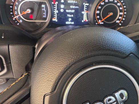Used 2025 Jeep Gladiator Sport AWD/4WD image 11
