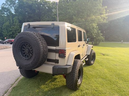 Used 2017 Jeep Wrangler Unlimited Sahara w/ Connectivity Group AWD/4WD image 6