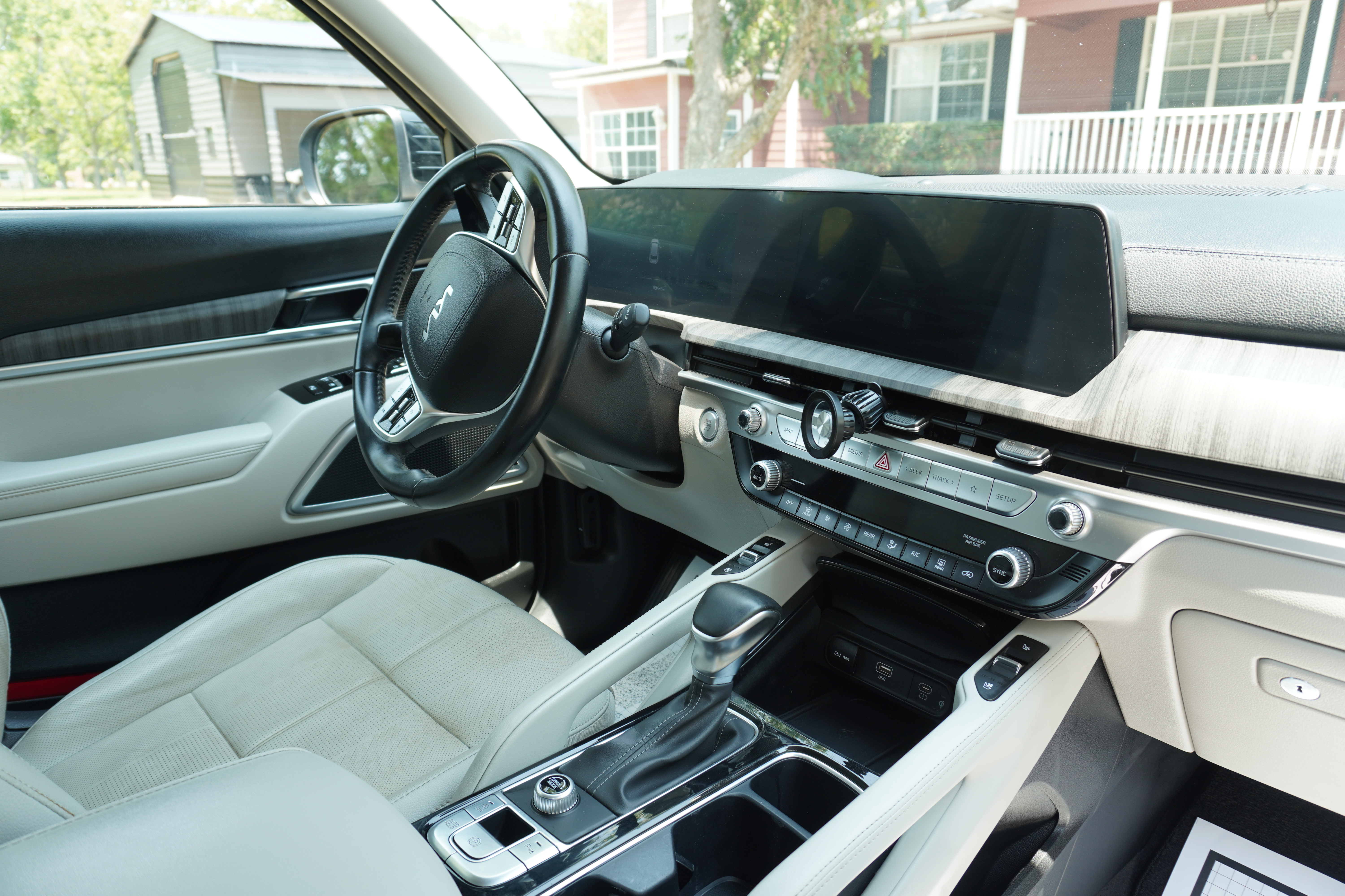 Used 2023 Kia Telluride EX w/ EX Captain's Chair Package FWD image 13
