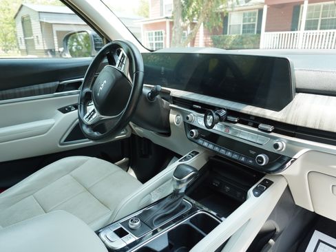 Used 2023 Kia Telluride EX w/ EX Captain's Chair Package FWD image 13