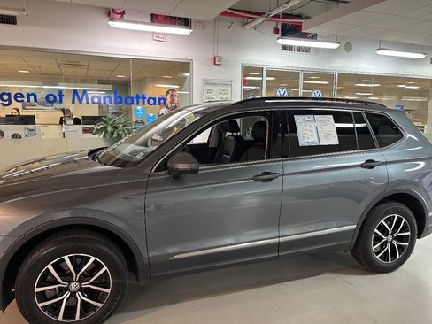 Used 2021 Volkswagen Tiguan SE w/ Panoramic Sunroof Package image 2